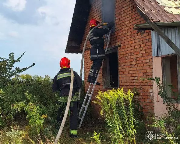 У Вінницькій області згоріли дах недобудованого будинку та господарча будівля