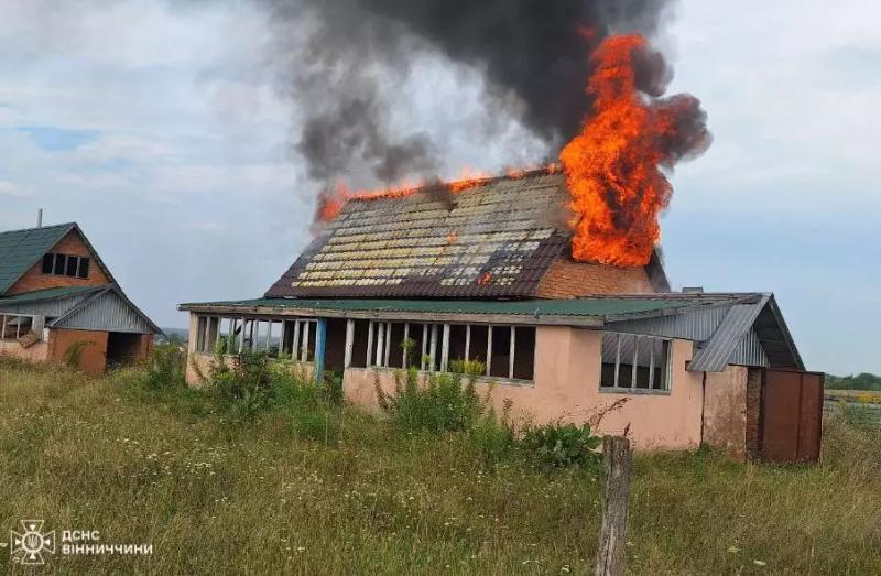 У Вінницькій області згоріли дах недобудованого будинку та господарча будівля