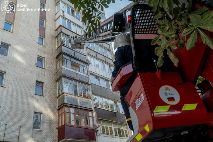 У Хмельницькому сталась пожежа в багатоповерхівці: свідки вчасно повідомили ДСНС