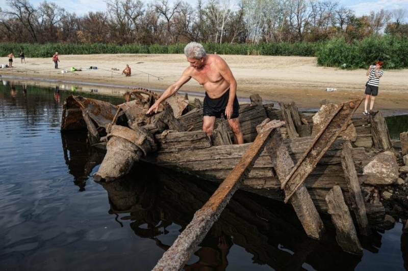 Подвійне дно, англійський двигун та вкрадені деталі: як виглядає судно-драга, знайдене на березі Дніпра, - ФОТОРЕПОРТАЖ