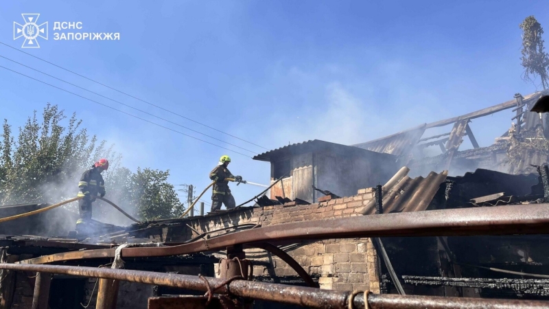 У Запоріжжі ліквідували займання двоповерхового житлового будинку