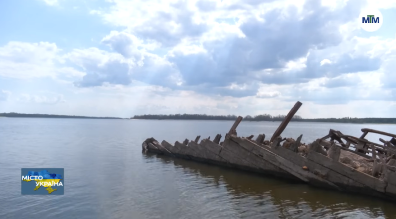 В Запоріжжі знайшли затоплене судно-драгу