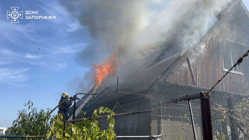 У Запоріжжі ліквідували займання двоповерхового житлового будинку