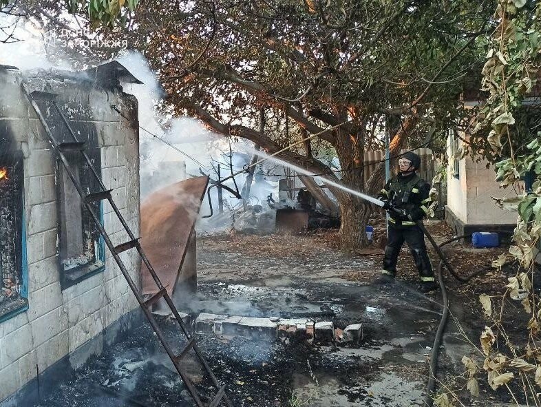 У Запорізькій області через ворожі обстріли знищено 12 житлових будинків, 32 надвірні споруди та автомобіль