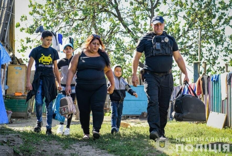 Поліція евакуювала із прифронтового села на Гуляйпільщині жінку з трьома дітьми