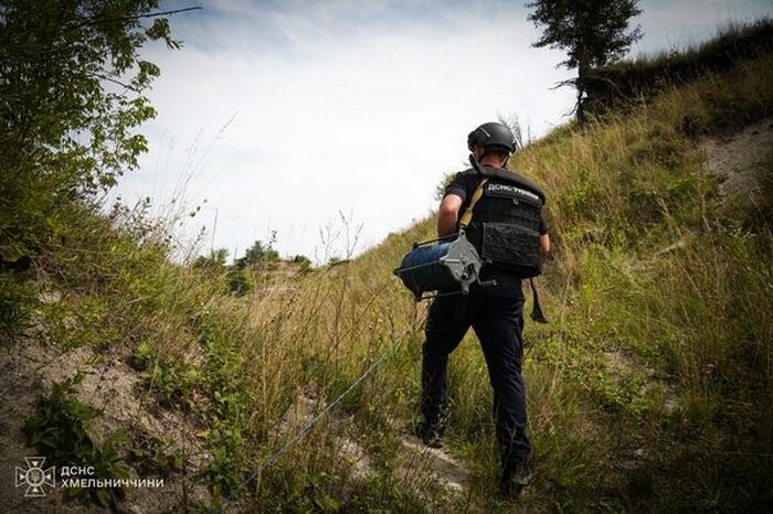 Піротехніки ДСНС ліквідували небезпечну знахідку у Хмельницькому районі