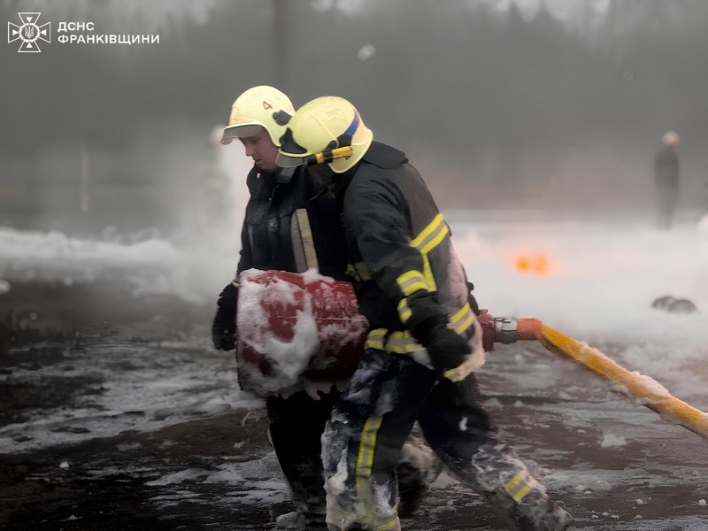 Атака рф по Прикарпаттю: рятувальники загасили пожежу на постраждалому об’єкті (ФОТО)