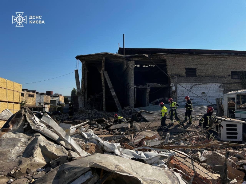 У Києві пролунав вибух: є загиблі, під завалами можуть бути люди (оновлюється)