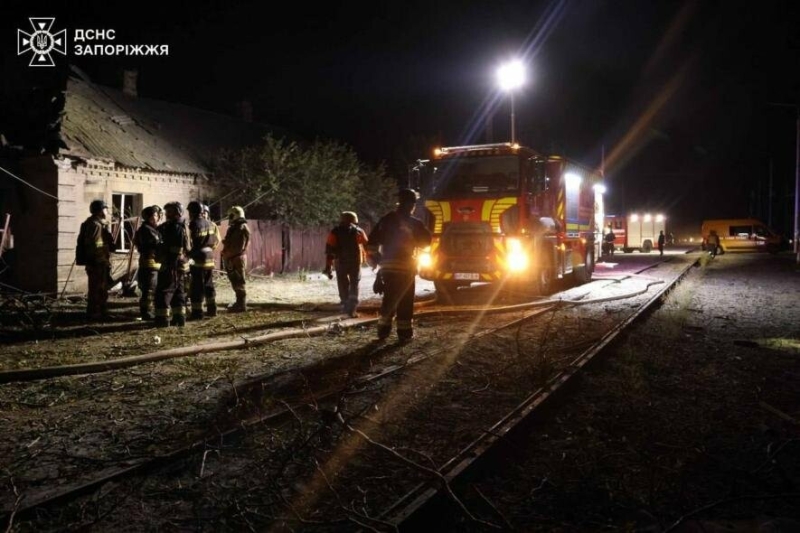 У Запоріжжі рятувальники загасили пожежу в приватному секторі після ракетної атаки: є руйнування