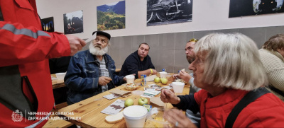 Діти, люди старшого віку та з інвалідністю. На Буковину евакуювали 55 людей з Донеччини