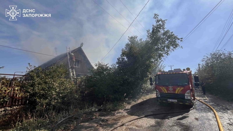 У Запоріжжі ліквідували займання двоповерхового житлового будинку