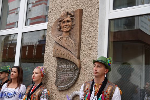 Меморіальну дошку видатній закарпатській балетмейстерці-постановниці, народній артистці України Кларі Балог відкрили в Ужгороді