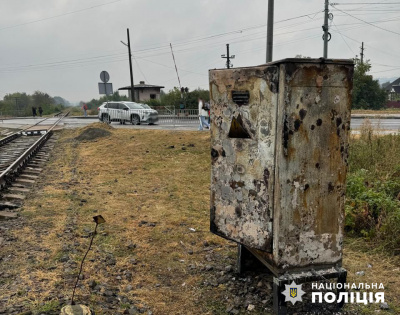 На Буковині силовики затримали диверсійну групу, яка підпалювала релейні шафи на залізниці - відео