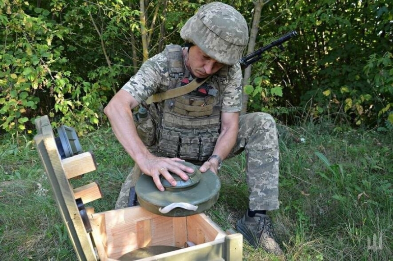 У 41-й бригаді показали, як вправно захисники готують ворогам "вибухові сюрпризи", - ФОТО