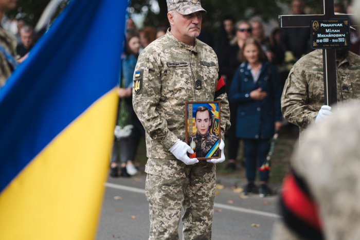 В Ужгороді сьогодні попрощалися із солдатом, стрільцем-помічником гранатометника Міланом Романчаком