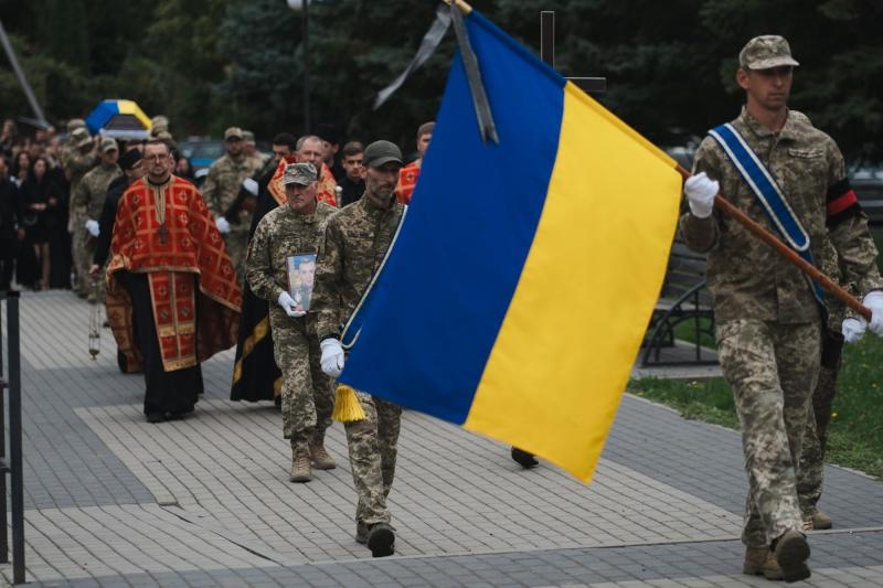 В Ужгороді сьогодні попрощалися із солдатом, стрільцем-помічником гранатометника Міланом Романчаком