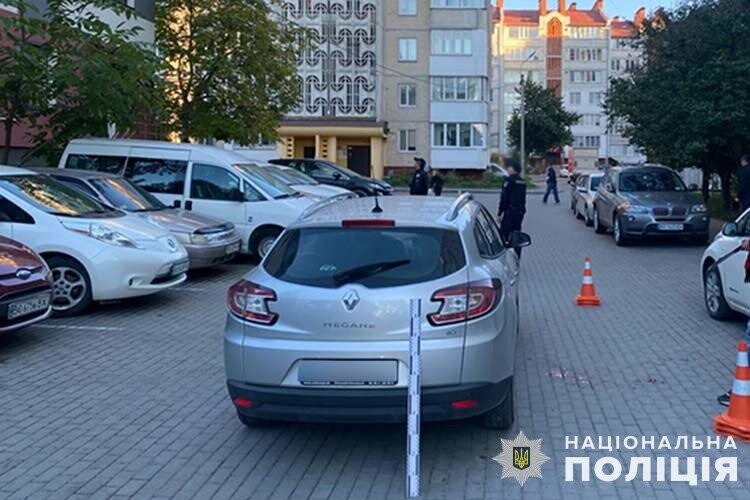 На Алясці у Тернополі водій Renault Megane збив людину у дворі будинку