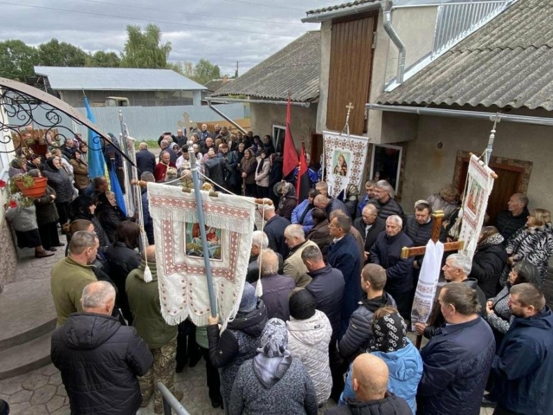 Односельчани не стримували сліз: на Тернопільщині попрощались із загиблим захисником (ФОТО)