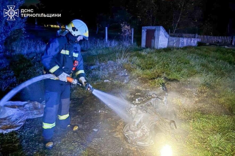 На Тернопільщині спалахнув та дотла згорів мотоцикл (ФОТО)