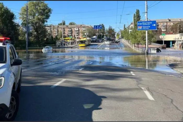 Рух транспорту біля метро «Дорогожичі» після аварії відновлено