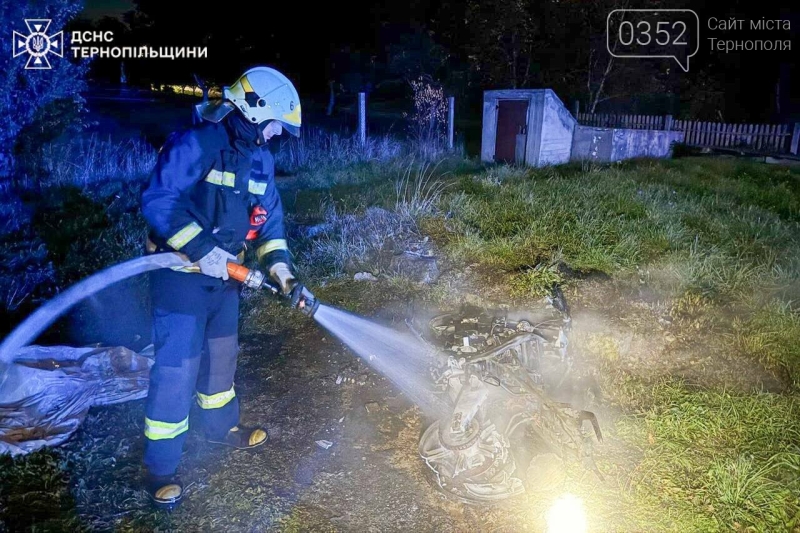 На Тернопільщині спалахнув та дотла згорів мотоцикл (ФОТО)