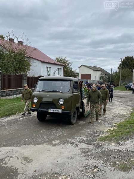 Односельчани не стримували сліз: на Тернопільщині попрощались із загиблим захисником (ФОТО)