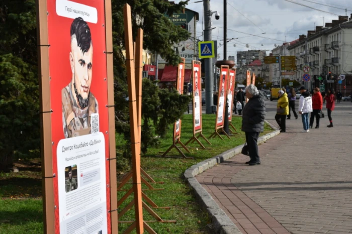 «Герої наших вулиць»: у центрі Луцька зʼявилися банери із портретами загиблих захисників