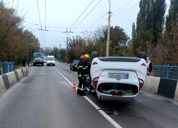 На Гнідавській у Луцьку автівка перекинулася на дах