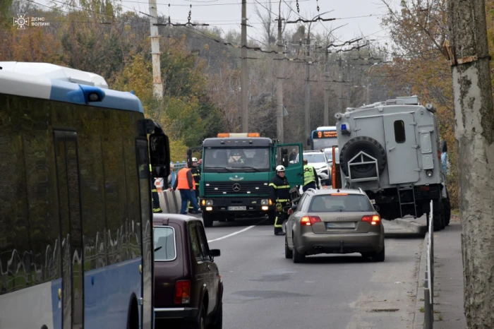 На Гнідавській у Луцьку автівка перекинулася на дах