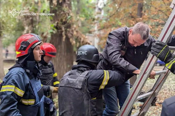 Подробиці рятувальної операції у Кривому Розі на місці влучання шахеда в будинок (ФОТО, ВІДЕО)