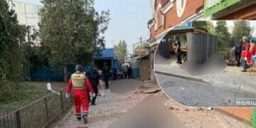 РФ вдарила по зупинці в центрі Херсона: 6 людей загинули, ще 6 постраждали