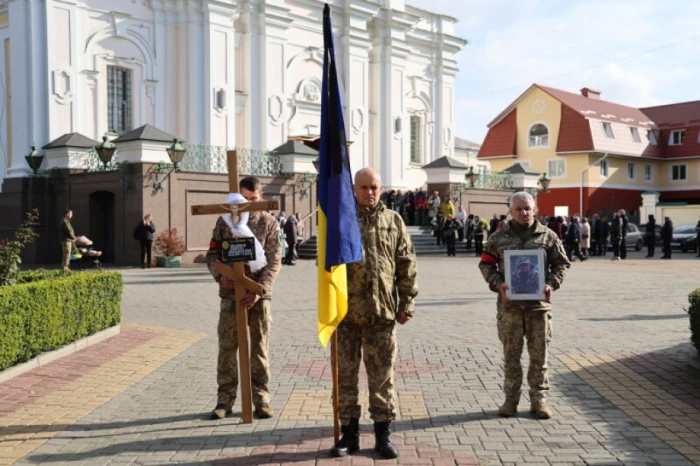 У Луцьку провели в останню дорогу воїна Віктора Каленика, який загинув у Курській області