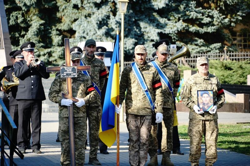 В Ужгороді сьогодні, 28 жовтня, попрощалися із 25-річним захисником Юрієм Вароді