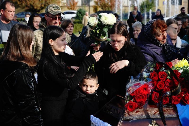 В Ужгороді сьогодні, 28 жовтня, попрощалися із 25-річним захисником Юрієм Вароді