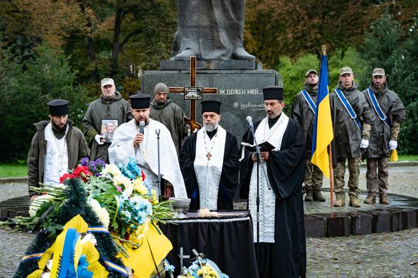 В Ужгороді сьогодні попрощалися із 45-річним захисником – старшим солдатом, кулеметником Миколою Суязовим