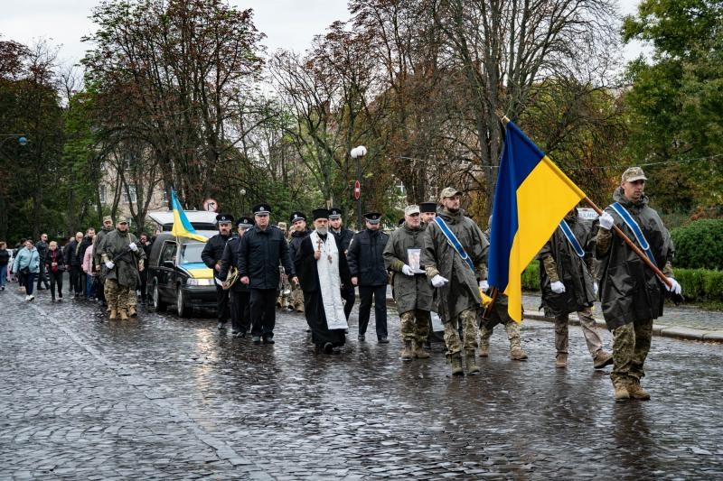 В Ужгороді сьогодні попрощалися із 45-річним захисником – старшим солдатом, кулеметником Миколою Суязовим