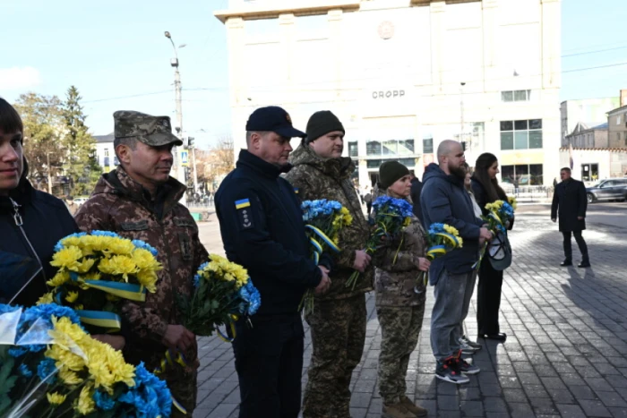 1000 днів повномасштабної війни: до портретів загиблих захисників у центрі Луцька поклали квіти