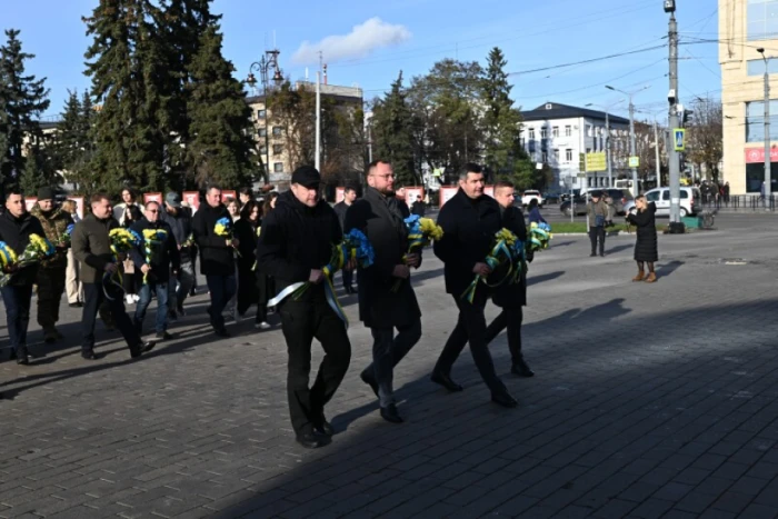 1000 днів повномасштабної війни: до портретів загиблих захисників у центрі Луцька поклали квіти