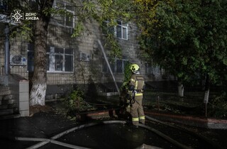 У Києві спалахнула лікарня, вогнеборці винесли із полум'я 37 людей (фото, відео)