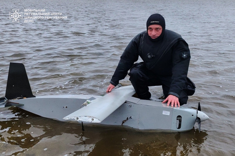 Водолази вилучили залишки БпЛА з Київського водосховища (фото)