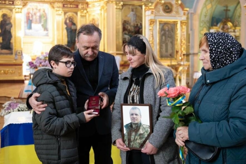 "Зробити все, аби пам'ять про них залишалася в серцях українців": на Тернопільщині посмертно нагородили за мужність 3-х полеглих захисників