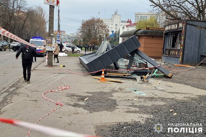 Смертельна аварія в Хмельницькому: п’яний водій в’їхав у зупинку громадського транспорту