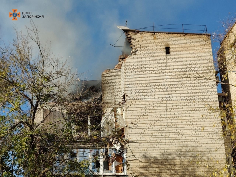 У Запорізькій області обстріли спричинили займання торгових павільйонів, багатоповерхівки і житлових будинків