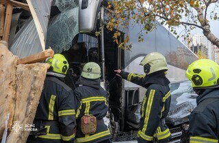 Аварія на Теремках: рятувальники показали фото із місця ДТП