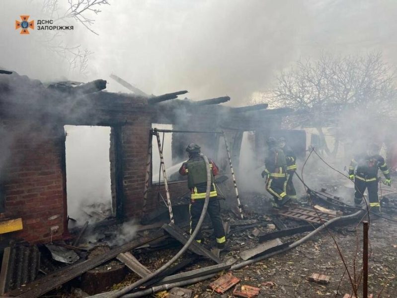 У Запорізькій області обстріли спричинили займання торгових павільйонів, багатоповерхівки і житлових будинків