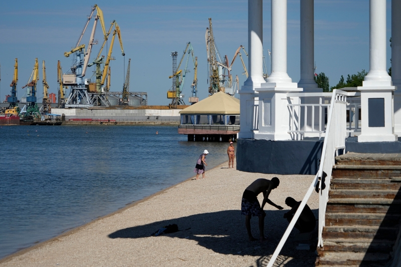 Вночі в окупованому Бердянську пролунав вибух. Влада РФ каже про атаку порту керованою ракетою