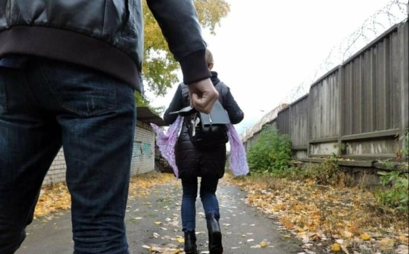 У Луганську рецидивіст зґвалтував жінку, погрожуючи вбити дверним ключем