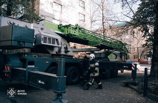 Обстріл Києва: рятувальники вилучили частину ворожої ракети з житлового будинку (фото, відео)