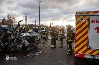 Аварія на Теремках: рятувальники показали фото із місця ДТП