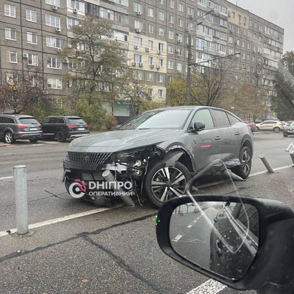 На Набережній Перемоги водій зніс стовпчики та кинув авто